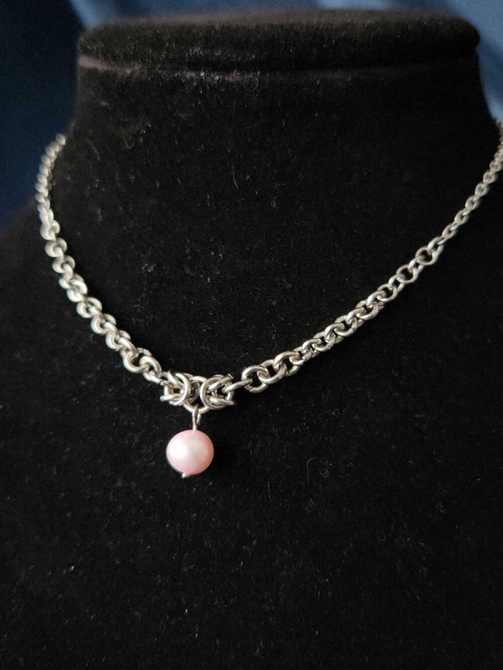 Vintage dainty pink pearl and silver necklace - Picture 3 of 10